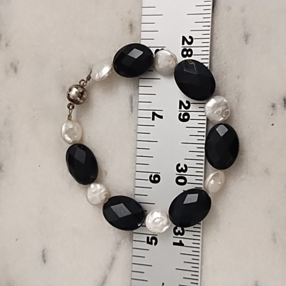 Vintage Iridescent Coin Pearls & Black Faceted Onyx Bead Bracelet Magnetic Clasp - Picture 9 of 12